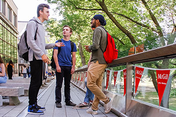 De petits groupes étudiants sont rassemblés sur la pelouse du campus McGill devant le Musée Redpath.